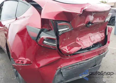 2024 Tesla Model Y Long Range Dual Motor All-Wheel Drive z USA, uszkodzony, nr VIN 7SAYGAEE0RF149440